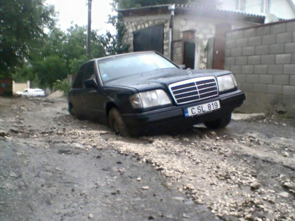 Urmarile polii torentiale: La Durlesti masinile au fost inghitite de asfaltul surpat - FOTO