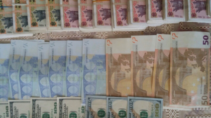 VIDEO - Fabricau si puneau in circulatie bancnote de euro false: Sapte cetateni moldoveni si trei cetateni romani, retinuti de politisti. Ce risca membrii gruparii VIDEO - Fabricau si puneau in circulatie bancnote de euro false: Sapte cetateni moldoveni si trei cetateni romani, retinuti de politisti. Ce risca membrii gruparii