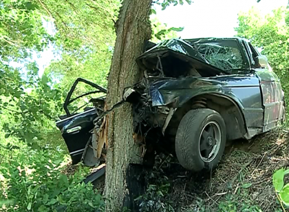 Aventura "ilegala" si cu ghinion! Un tanar a intrat cu BMW-ul parintilor intr-un copac: Nu avea permis de conducere si circula cu viteza excesiva - FOTO Aventura "ilegala" si cu ghinion! Un tanar a intrat cu BMW-ul parintilor intr-un copac: Nu avea permis de conducere si circula cu viteza excesiva - FOTO