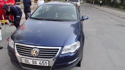 A lesinat la volan si a ramas blocat in masina, cu piciorul pe frana. Cum a fost salvat un barbat din Balti - VIDEO