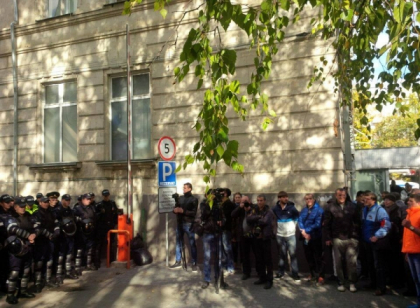 Judecatorii se afla in deliberari. Ursachi: "am prezentat probe in favoarea eliberarii lui Renato" Sustinatorii lui Usatii scandeaza incontinuu in fata institutiei: "Libertate, noi suntem cu tine" - FOTO Judecatorii se afla in deliberari. Ursachi: "am prezentat probe in favoarea eliberarii lui Renato" Sustinatorii lui Usatii scandeaza incontinuu in fata institutiei: "Libertate, noi suntem cu tine" - FOTO