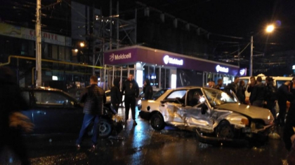 Grav accident in sectorul Rascani al capitalei. Doua masini, facute zob, dupa ce s-au ciocnit violent. Ambulanta, la fata locului - FOTO