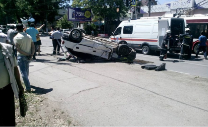 Grav accident la Balti! O masina s-a rasturnat dupa ce s-a lovit VIOLENT cu un alt automobil - VIDEO