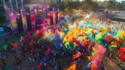 Dupa festivalul culorilor, PMAN a ramas colorata. Nistor Grozavu: "De data aceasta dezordinea este prea mare". Organizatorii festivalului: "Stropitoarea nu s-a prezentat pentru a spala pudra colorata" - VIDEO