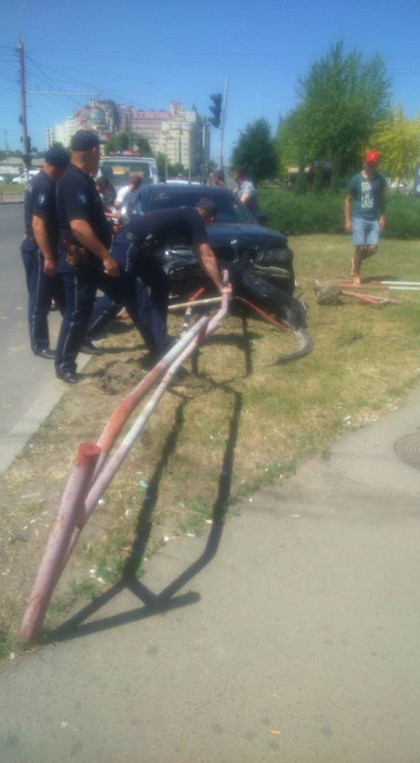 Neatentia l-a costat scump. Soferul unui BMW a intrat cu masina intr-un gard metalic. Cum s-a intamplat - FOTO
