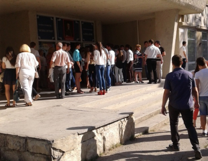 BACALAUREAT 2015. Unii au petrecut mai mult timp in fata oglinzii decat in fata cartilor. Cum au venit imbracati elevii la examen - FOTO BACALAUREAT 2015. Unii au petrecut mai mult timp in fata oglinzii decat in fata cartilor. Cum au venit imbracati elevii la examen - FOTO