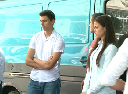 In timp ce unii elevi au baut toata noaptea si au intarziat minute bune la examen, profesorii acestora si-au facut cruce, au stropit cu agheazma si s-au rugat pentru ei - FOTO