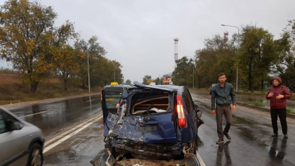 Vremea rea face prapad in trafic. Un Ford a intrat intr-un camion, iar acesta a fost lovit de un autocar plin cu pasageri. Accidentul a avut loc in Sangera - GALERIE FOTO Vremea rea face prapad in trafic. Un Ford a intrat intr-un camion, iar acesta a fost lovit de un autocar plin cu pasageri. Accidentul a avut loc in Sangera - GALERIE FOTO
