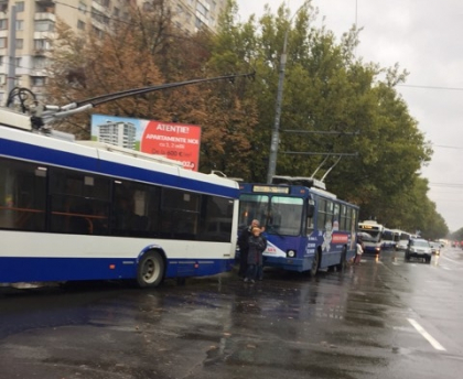 Haos si nervi in capitala. Mai multe troleibuze, blocate pe strada Calea Iesilor. Totul din cauza unor masini parcate neregulamentar. Calator: "Stam aici mai bine de o ora." Politia se afla acolo - FOTO