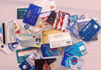 Un chelner, complice la sustragerea banilor de pe cardul unui client. Cum functioneaza totul