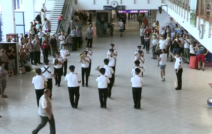 Mai intai a fost o trompeta, apoi mai MULTE. Ce au facut politistii la aeroport i-a incantat pe pasageri - VIDEO Mai intai a fost o trompeta, apoi mai MULTE. Ce au facut politistii la aeroport i-a incantat pe pasageri - VIDEO