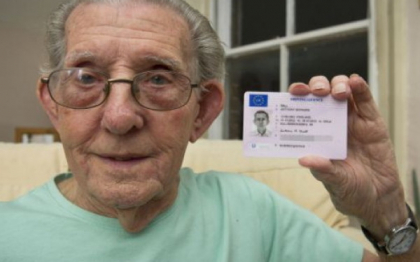 Are 92 de ani si e veteran de razboi. Nu a putut cumpara alcool pentru ca nu avea buletinul la el Are 92 de ani si e veteran de razboi. Nu a putut cumpara alcool pentru ca nu avea buletinul la el