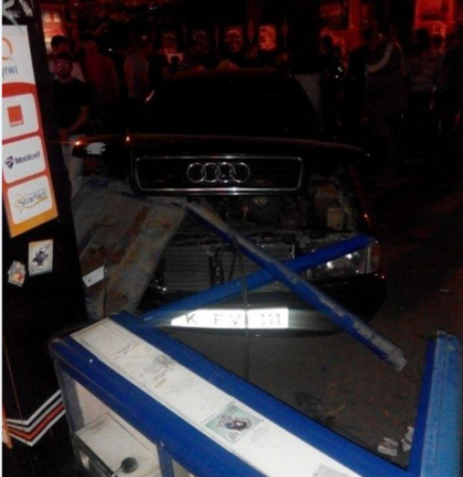 Grav accident in fata Primariei: Un sofer a daramat cu masina o cabina telefonica - FOTO Grav accident in fata Primariei: Un sofer a daramat cu masina o cabina telefonica - FOTO