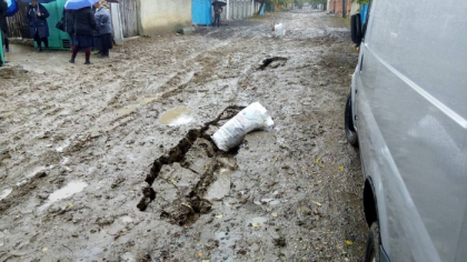 Au tras canalizare, dar n-au reusit sa repare drumul, asa ca dupa ploi strada s-a transformat intr-o rapa plina de noroi. Se intampla in satul Razeni din Ialoveni - GALERIE FOTO