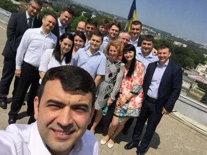Va multumesc! Chiril Gaburici si-a facut un selfie pe cladirea Guvernului cu intreaga sa echipa - FOTO Va multumesc! Chiril Gaburici si-a facut un selfie pe cladirea Guvernului cu intreaga sa echipa - FOTO
