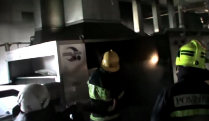 Incendiu de proportii la Ceadar-Lunga: Flacarile au cuprins peste 450 metri patrati a unei fabrici: 6 autospeciale, la fata locului - VIDEO Incendiu de proportii la Ceadar-Lunga: Flacarile au cuprins peste 450 metri patrati a unei fabrici: 6 autospeciale, la fata locului - VIDEO
