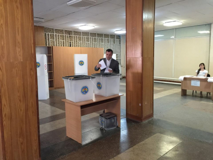 Liderul Partidului Liberal Democrat, Vlad Filat, A VOTAT: Am votat ca sa avem gospodari care vor conduce bine comunitatile" - FOTO Liderul Partidului Liberal Democrat, Vlad Filat, A VOTAT: Am votat ca sa avem gospodari care vor conduce bine comunitatile" - FOTO