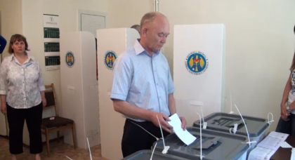 Alegeri Locale 2015: Exprimarea votului de catre candidatul la functia de primar general al mun. Chisinau din partea Partidului Verde Ecologist, Anatolie Prohnitchi - FOTO Alegeri Locale 2015: Exprimarea votului de catre candidatul la functia de primar general al mun. Chisinau din partea Partidului Verde Ecologist, Anatolie Prohnitchi - FOTO