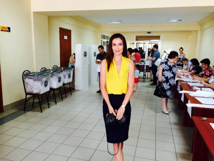 La parlamentare impreuna, la locale - separat. Angela Gonta, sotia liderului PLDM a votat la sectia unde are viza de resedinta - FOTO La parlamentare impreuna, la locale - separat. Angela Gonta, sotia liderului PLDM a votat la sectia unde are viza de resedinta - FOTO