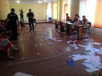 Ultima ora! Urna de votare dintr-un sat din Cimislia, devastata. Oamenii au fost infuriati ca PD ar aduce alegatorii in mod organizat - FOTO