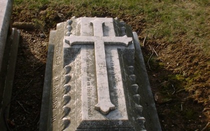 Au mers sa depuna flori la mormantul fiului lor. Cu cine s-au intalnit la cimitir Au mers sa depuna flori la mormantul fiului lor. Cu cine s-au intalnit la cimitir