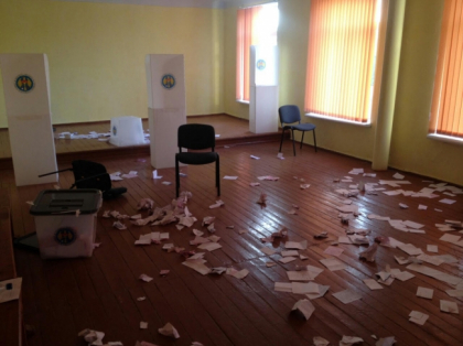 CEC va cere despagubiri de la cei care au devastat sectia de votare din satul Topala. "Daca se vor intenta proceduri penale, vom fi parte vatamata" CEC va cere despagubiri de la cei care au devastat sectia de votare din satul Topala. "Daca se vor intenta proceduri penale, vom fi parte vatamata"