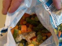 A paralizat de groaza cand a vazut ce era intr-o punga cu legume inghetate. "Avea gura si ochi" A paralizat de groaza cand a vazut ce era intr-o punga cu legume inghetate. "Avea gura si ochi"