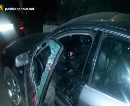 Un tanar, retinut pentru tentativa de furt dintr-un automobil parcat in sectorul Buiucani. Cum a incercat sa patrunda in masina - FOTO