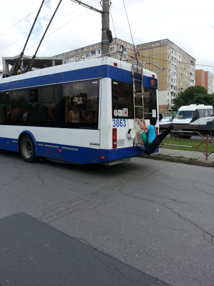 Aventura periculoasa sau doar a vrut sa evite taxa? Un copil, surprins agatat de un troleibuz in timp ce acesta se afla in miscare - FOTO Aventura periculoasa sau doar a vrut sa evite taxa? Un copil, surprins agatat de un troleibuz in timp ce acesta se afla in miscare - FOTO