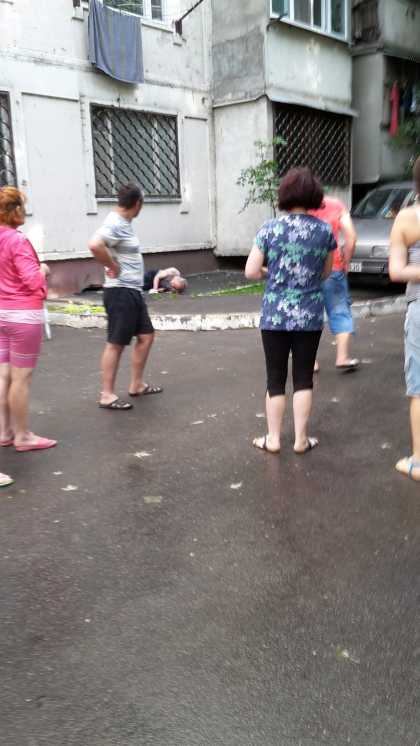 S-a aruncat sau a cazut de la etaj? Un barbat zace intr-o balta de sange in fata unui bloc de la Buiucani - FOTO S-a aruncat sau a cazut de la etaj? Un barbat zace intr-o balta de sange in fata unui bloc de la Buiucani - FOTO