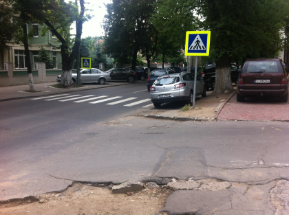 Vrei sa treci la zebra? Nu-mi pasa! Nu e loc de masini in centrul capitalei: Pietonii, nevoiti sa ocoleasca masinile parcate PESTE TOT - GALERIE FOTO