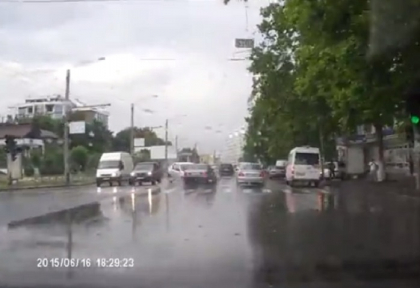 Accidentul de pe bulevardul Decebal unde o Dacia loveste in plin un BMW, surprins cu o camera de bord - VIDEO