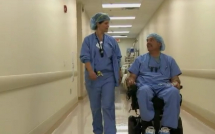 Un doctor din SUA continua sa opereze dupa ce a paralizat, gratie unui sistem special. VIDEO