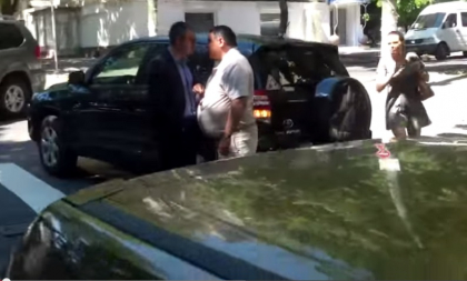 Proprietarul unei fabrici de inghetata si deputatul PD Sergiu Sarbu se cearta ca la usa cortului: "Mi-a blocat circulatia si inca striga" - VIDEO