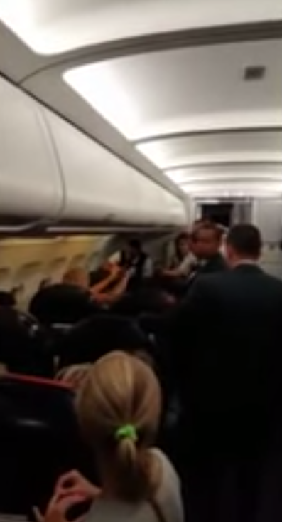 "Putin o sa va omoare!" O femeie a facut un scandal monstru la bordul unui avion de pe cursa Paris-Moscova - VIDEO "Putin o sa va omoare!" O femeie a facut un scandal monstru la bordul unui avion de pe cursa Paris-Moscova - VIDEO