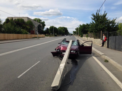 Un sofer si-a distrus masina dupa ce a intrat cu ea intr-un stalp la Peresecina - FOTO