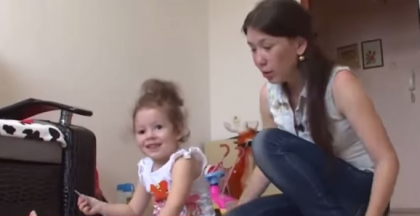Amelia - fetita operata la ochi si Natalia - fetita care continua sa lupte cu cancerul datorita banilor donati de Janna Friske. Suma uriasa adunata pentru interpreta, donata copiilor grav bolnavi - VIDEO Amelia - fetita operata la ochi si Natalia - fetita care continua sa lupte cu cancerul datorita banilor donati de Janna Friske. Suma uriasa adunata pentru interpreta, donata copiilor grav bolnavi - VIDEO