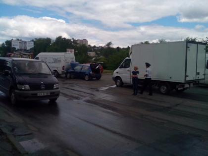 Accident in capitala. O masina, grav avariata dupa ce a fost prinsa intre un camion si un microbuz. Cum s-a intamplat totul - FOTO