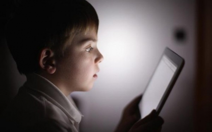 Riscurile pe care si le asuma toti parintii care cumpara tablete si telefoane copiilor de Craciun