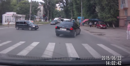 Obraznicie pe drumurile din capitala: A trecut pe ROSU, facand slalom printre masini. Cum a fost evitat un accident - VIDEO