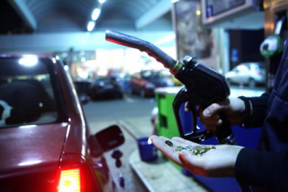Talharie la o statie de alimentare cu petrol: Au lasat fara cunostinta un angajat, lovindu-l in cap. Motivul pentru care l-au batut mar