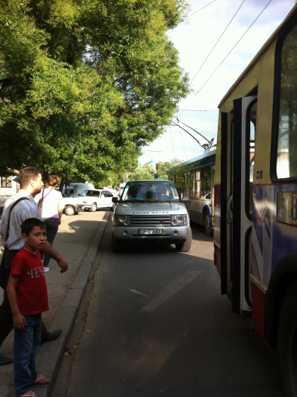 Revoltator! Un Range Rover a oprit in statie, impiedicand circulatia troleibuzelor. Pentru ce s-a oprit soferita - FOTO