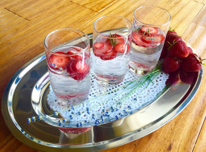 Irina Negara iti propune Lemon Lavender Spritzer with Strawberries