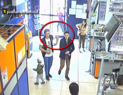 Momentul in care doi tineri fura un telefon mobil dintr-un magazin din capitala. Imagini de pe camera de supraveghere - VIDEO Momentul in care doi tineri fura un telefon mobil dintr-un magazin din capitala. Imagini de pe camera de supraveghere - VIDEO