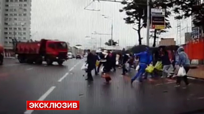 Ca prin urechile acului! 10 oameni au scapat cu viata dupa ce un Kamaz a intrat in ei pe o strada din Moscova - VIDEO Ca prin urechile acului! 10 oameni au scapat cu viata dupa ce un Kamaz a intrat in ei pe o strada din Moscova - VIDEO