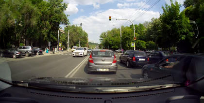 Ilegalitate TRIPLA: Un BMW din capitala trece pe ROSU, incalca linia dubla continua si sfideaza trecerea de pietoni - VIDEO