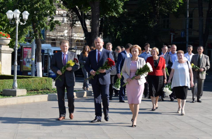 Si socialistii, cu flori la monumentul Stefan cel Mare - FOTO