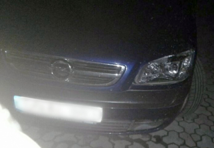 A lovit cu masina un tanar si a parasit locul FAPTEI. Soferul este dat in cautare. Ce au gasit politistii dupa accident