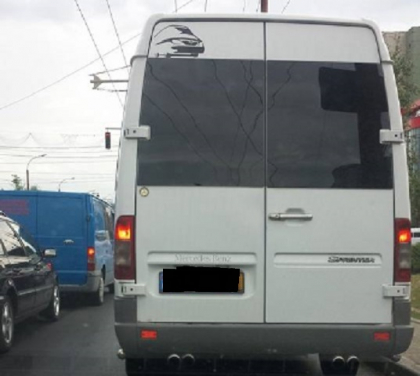 Transporta pasageri cu cate 3 lei, dar si-a tras placute de peste 11 mii de lei! Ce numar si-a pus un sofer de microbuz de ruta din capitala - FOTO