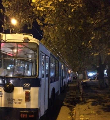 Ambuteiaj pe strada Ion Creanga din capitala. Motivul pentru care mai multe troleibuze nu se misca din loc - FOTO